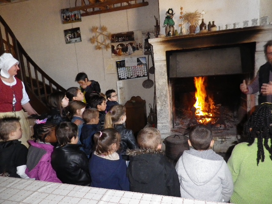 Devant le feu de cheminée pour se chauffer et cuisiner